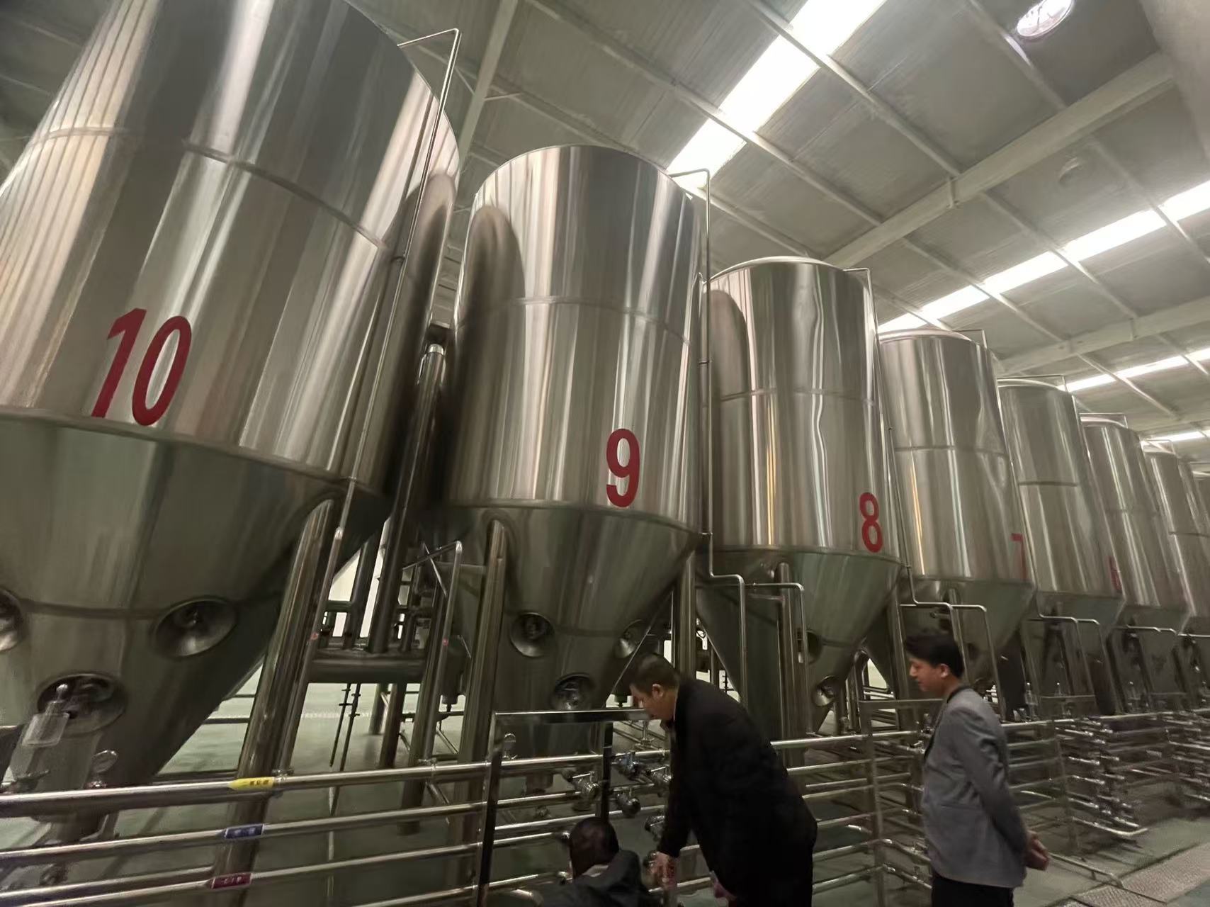 烟台精酿啤酒设备厂—平面布置、设备设计、制造、调试、培训等一条龙服务